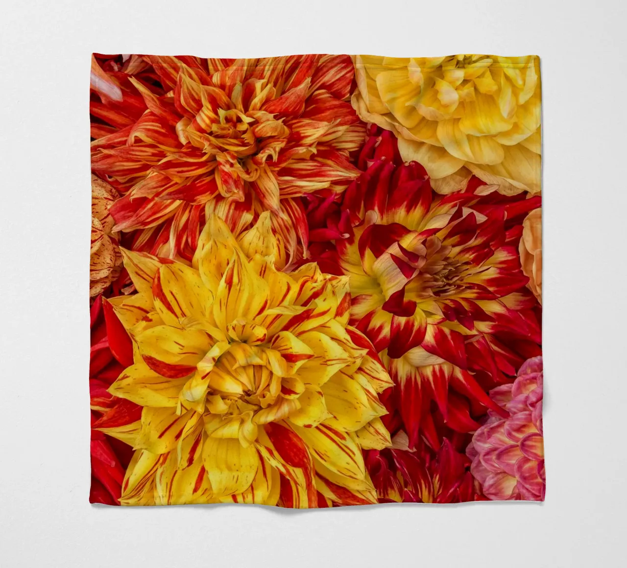 Un'esplosione di sole e calore - Dalie giallo/arancio coperta in pile da Curious Collections by Marielle Leenders