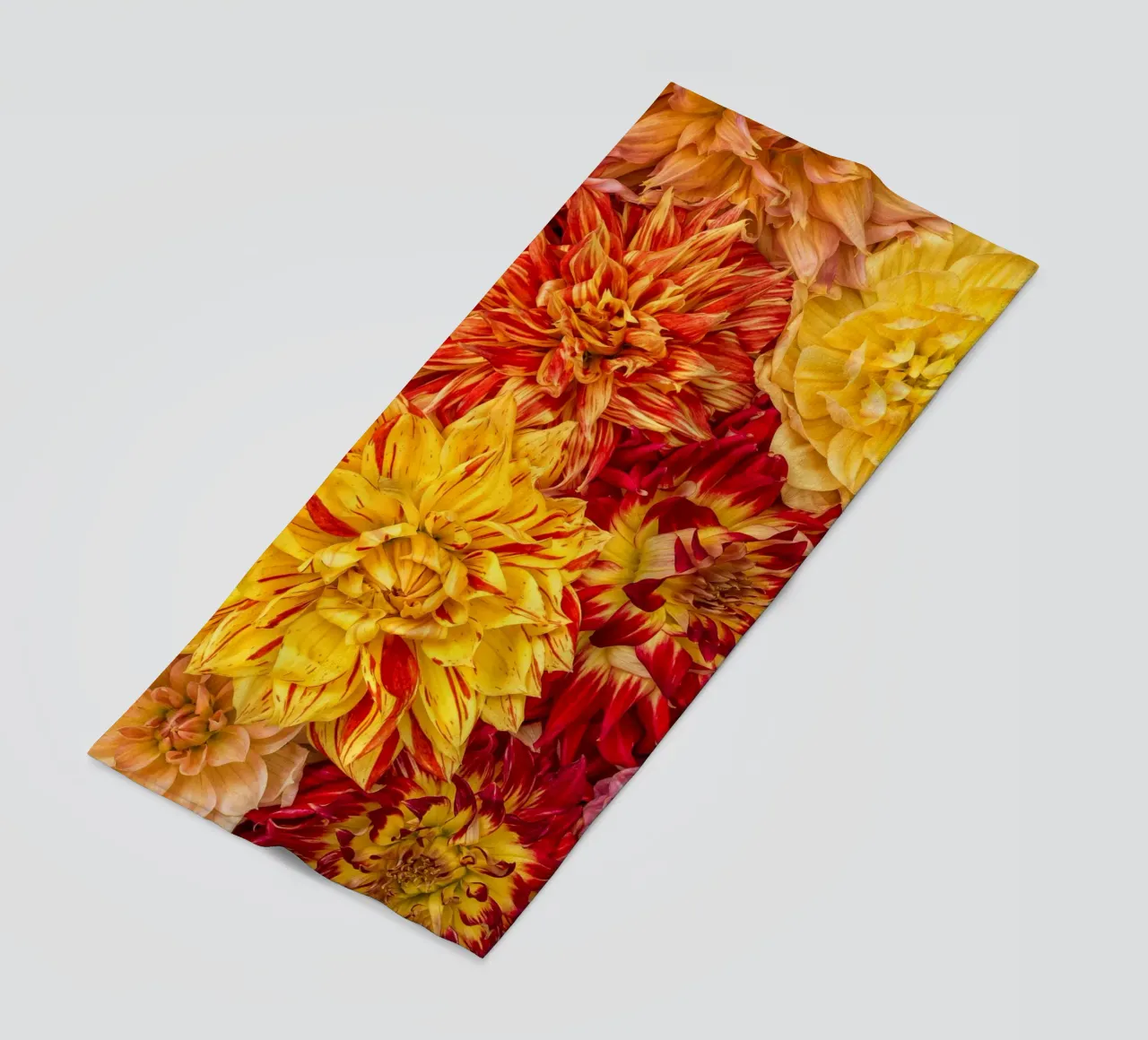 Un'esplosione di sole e calore - Dalie giallo/arancio telo mare da Curious Collections by Marielle Leenders