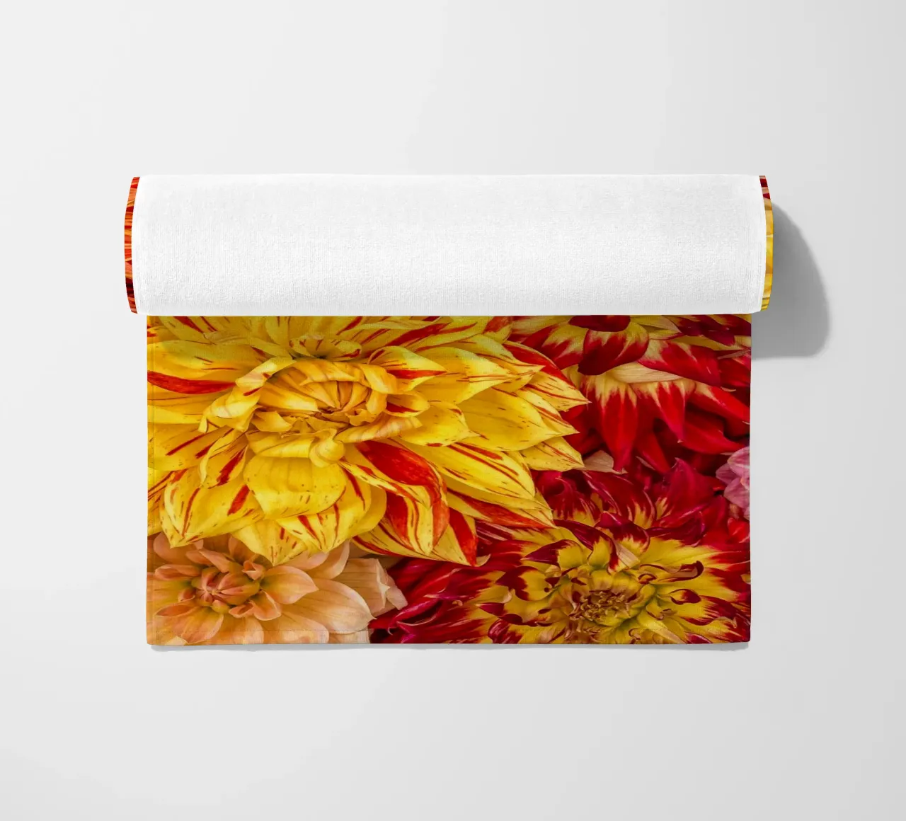 Un'esplosione di sole e calore - Dalie giallo/arancio telo mare da Curious Collections by Marielle Leenders