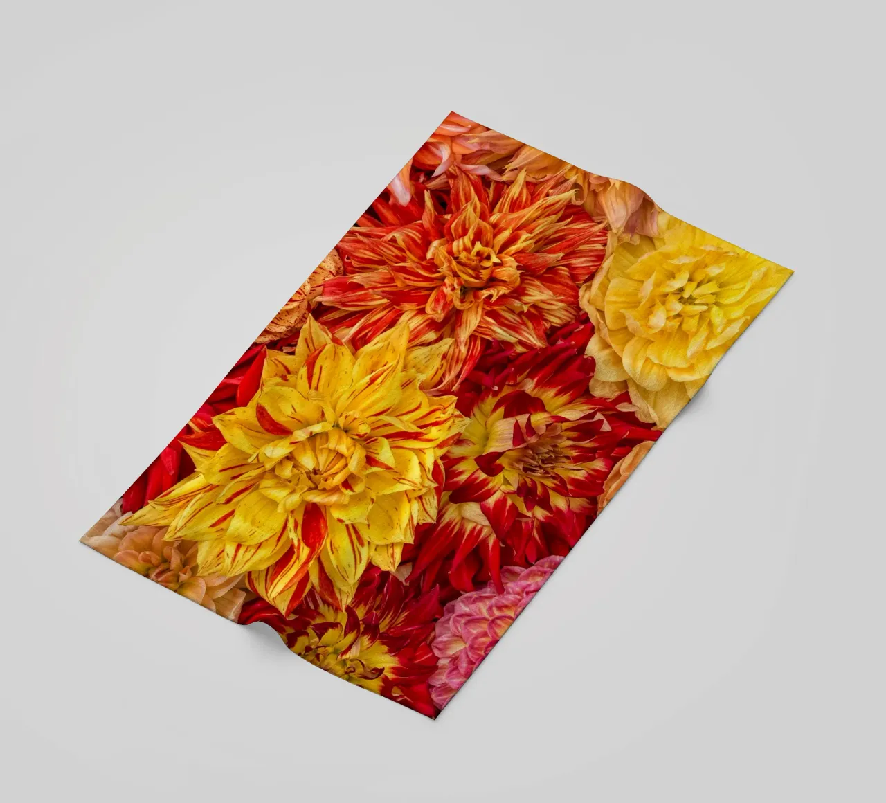 Un'esplosione di sole e calore - Dalie giallo/arancio telo mare da Curious Collections by Marielle Leenders