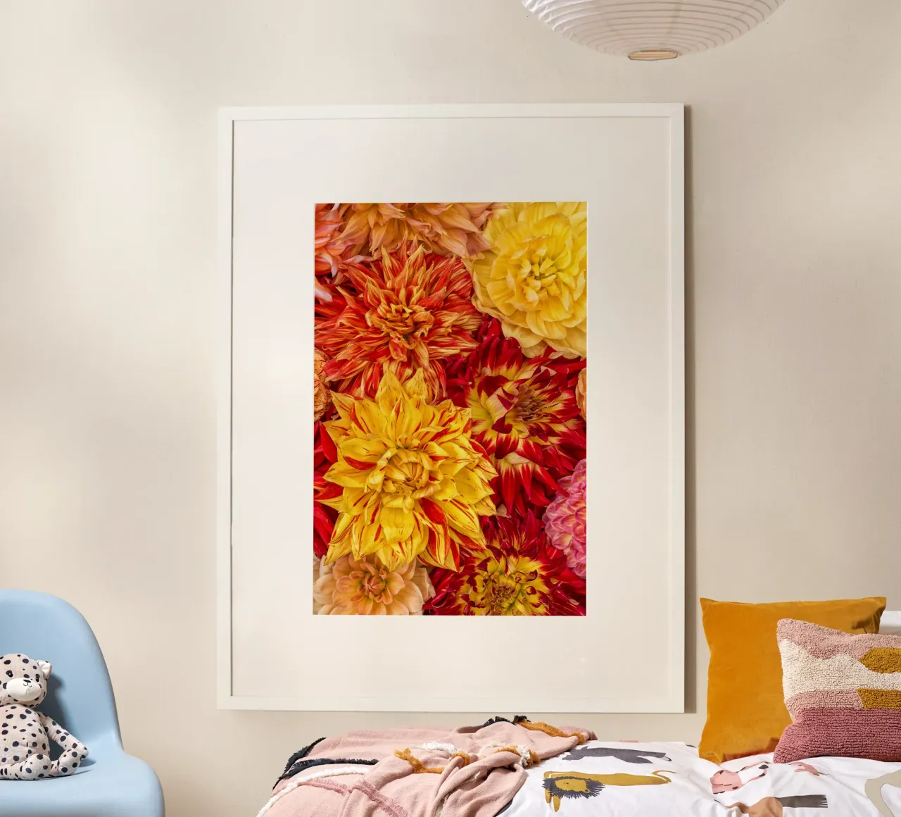 Un'esplosione di sole e calore - Dalie giallo/arancio poster con telaio in legno da Curious Collections by Marielle Leenders