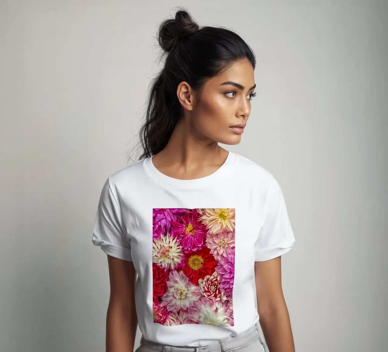 Perfección rosa - Dalias de color rosa intenso camiseta de Curious Collections by Marielle Leenders