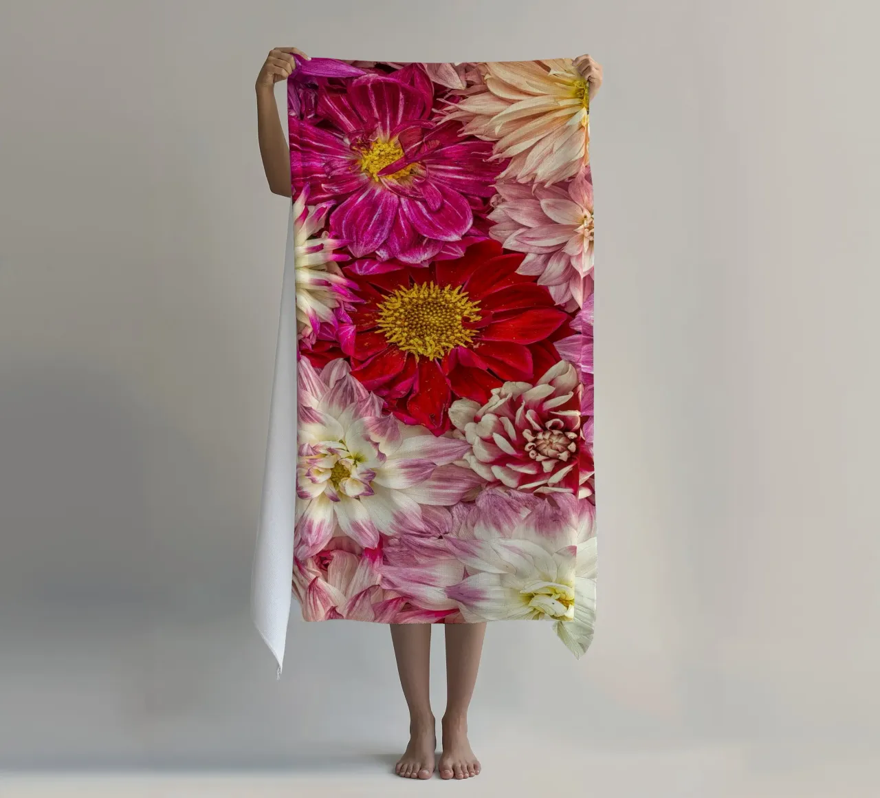 Perfección rosa - Dalias de color rosa intenso toalla de playa de Curious Collections by Marielle Leenders
