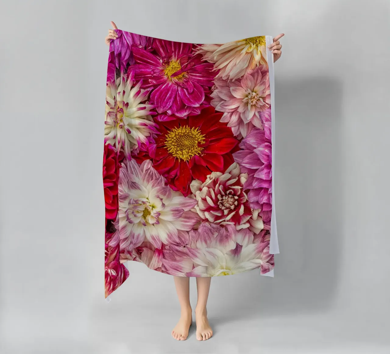 Perfección rosa - Dalias de color rosa intenso toalla de playa de Curious Collections by Marielle Leenders