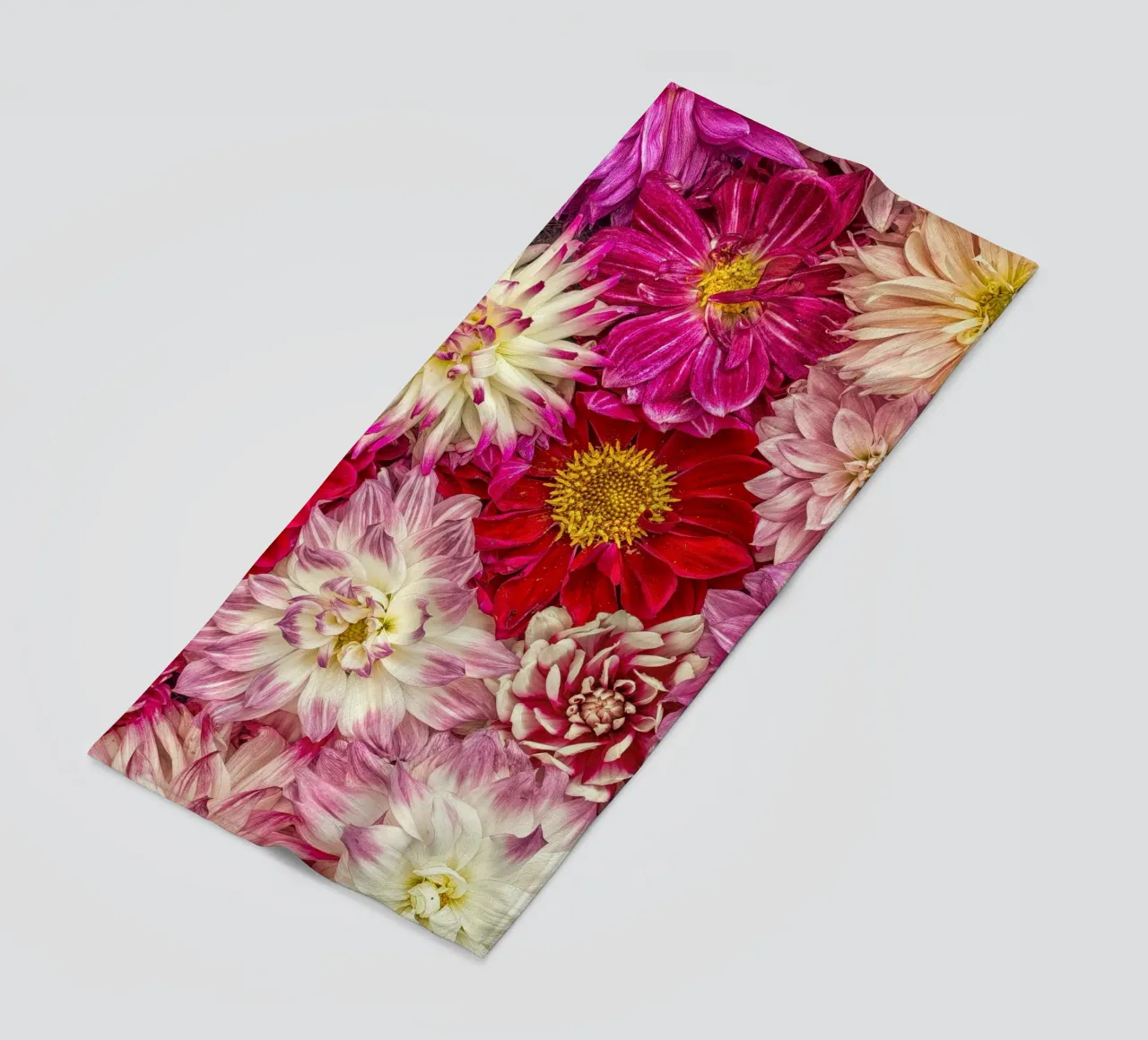 Perfección rosa - Dalias de color rosa intenso toalla de playa de Curious Collections by Marielle Leenders