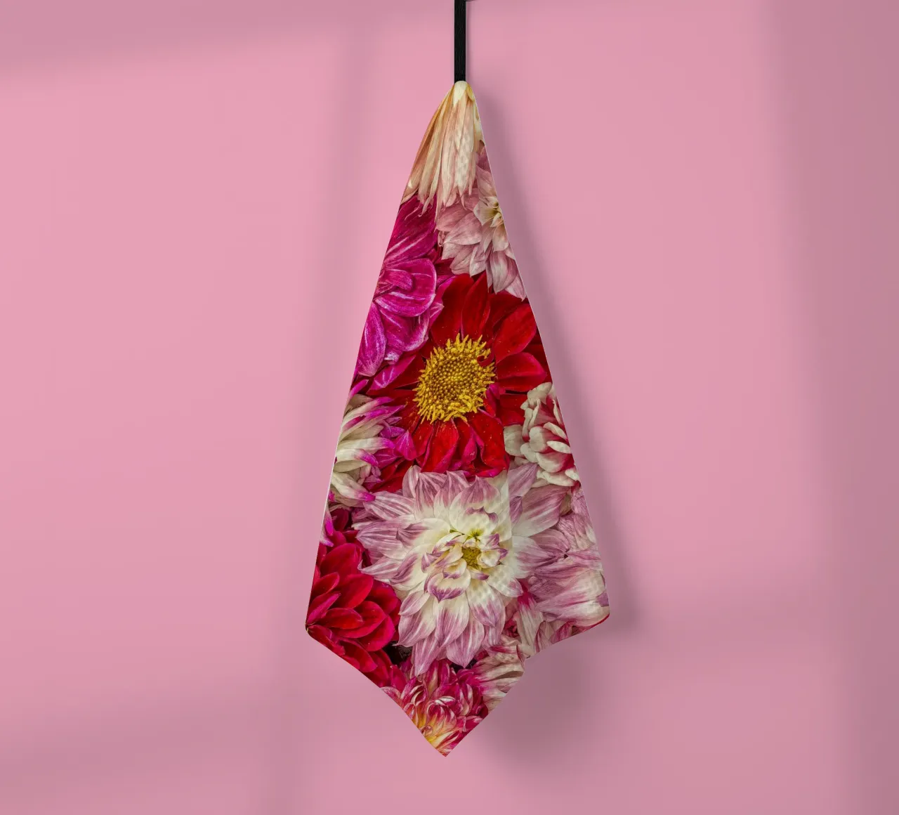 Perfección rosa - Dalias de color rosa intenso paño de cocina de Curious Collections by Marielle Leenders