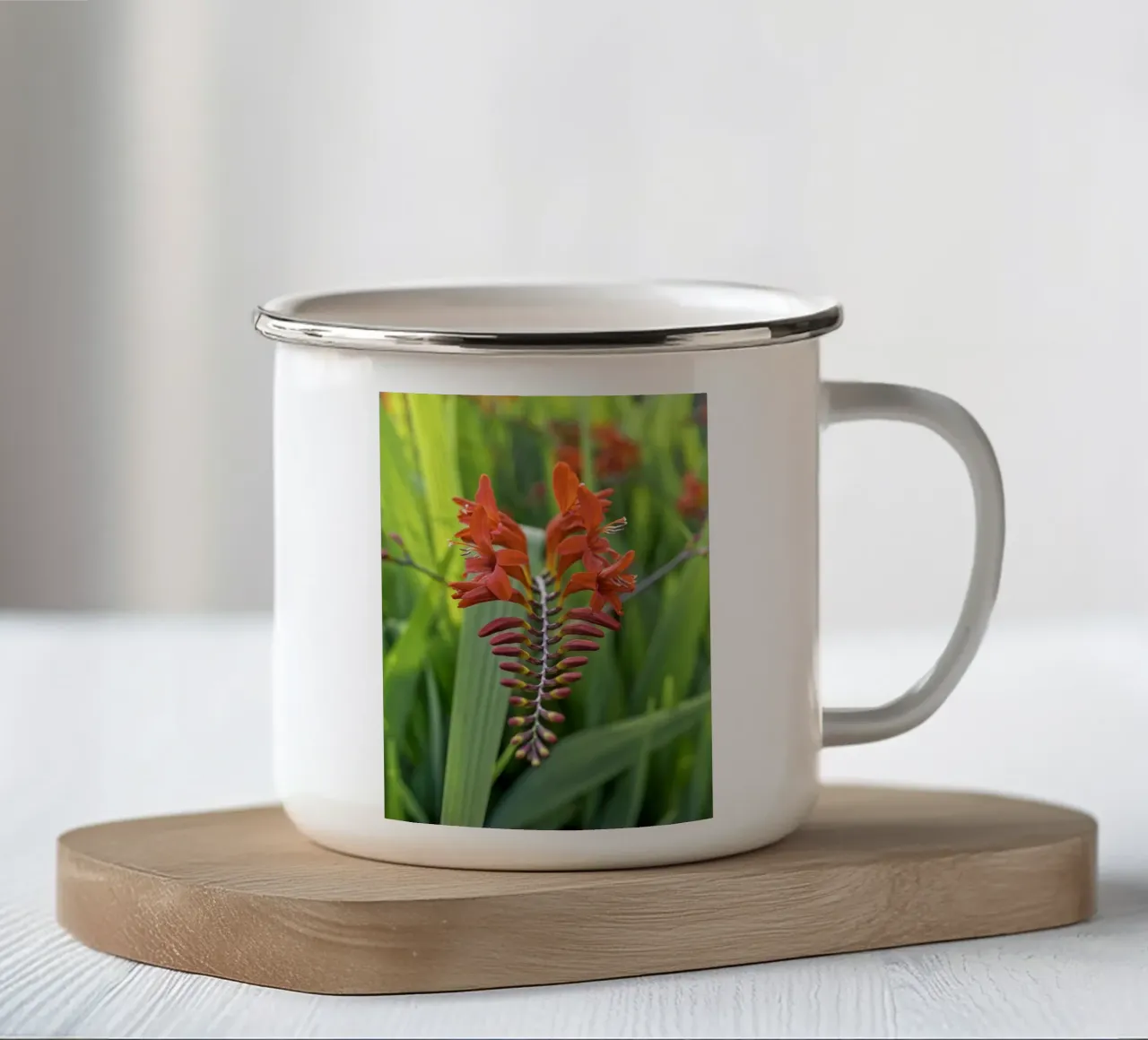 Un simbolo del paradiso - Fiore tropicale rosso tazza in smalto da Curious Collections by Marielle Leenders
