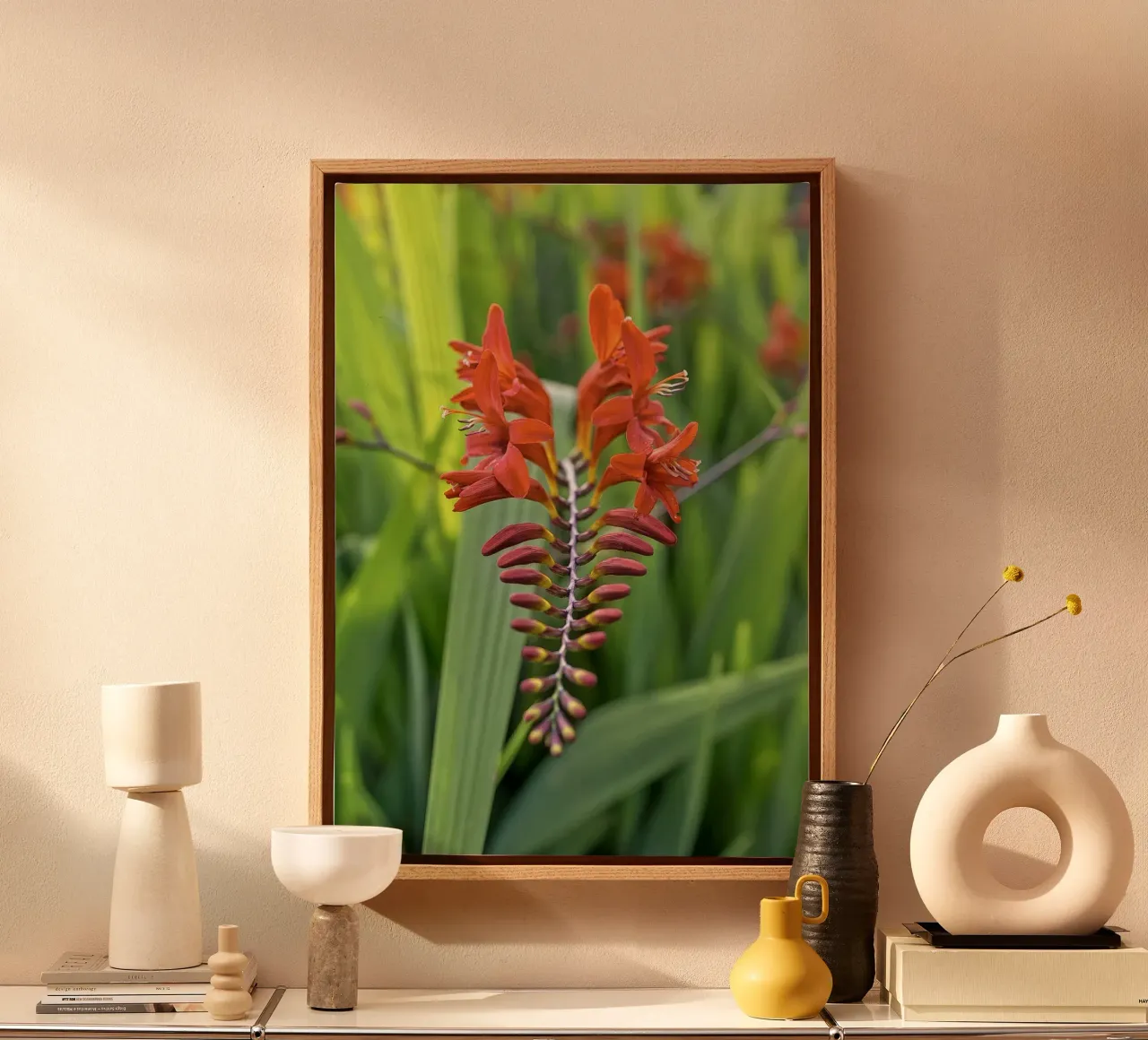 Un simbolo del paradiso - Fiore tropicale rosso tela con Cornice a cassetta da Curious Collections by Marielle Leenders
