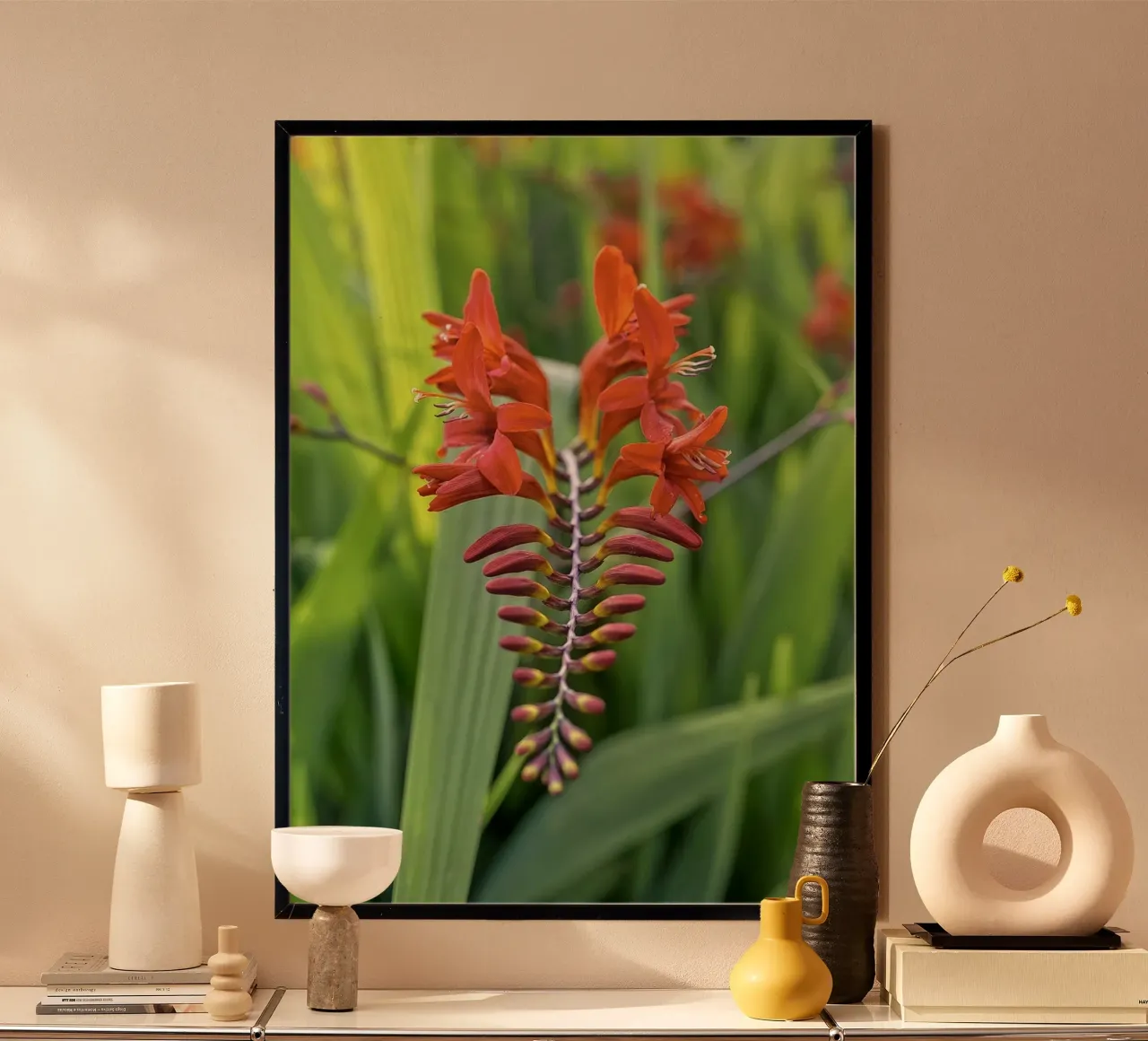 Un simbolo del paradiso - Fiore tropicale rosso poster con telaio in alluminio da Curious Collections by Marielle Leenders
