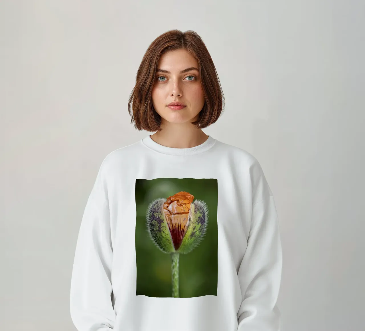 The Promise of Vibrant Bloom - Red Poppy Bud felpa da Curious Collections by Marielle Leenders