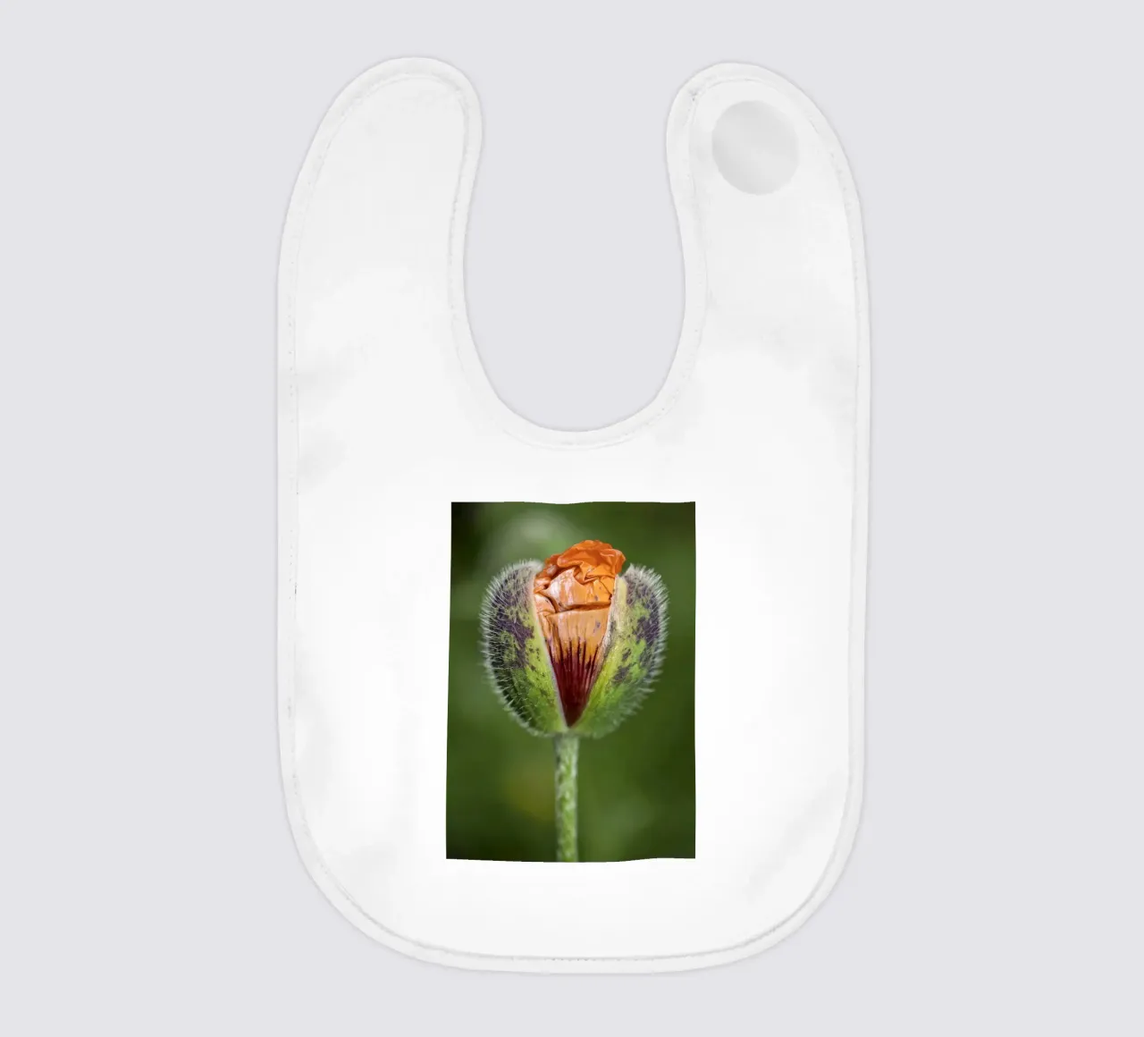 The Promise of Vibrant Bloom - Red Poppy Bud bavaglino da Curious Collections by Marielle Leenders