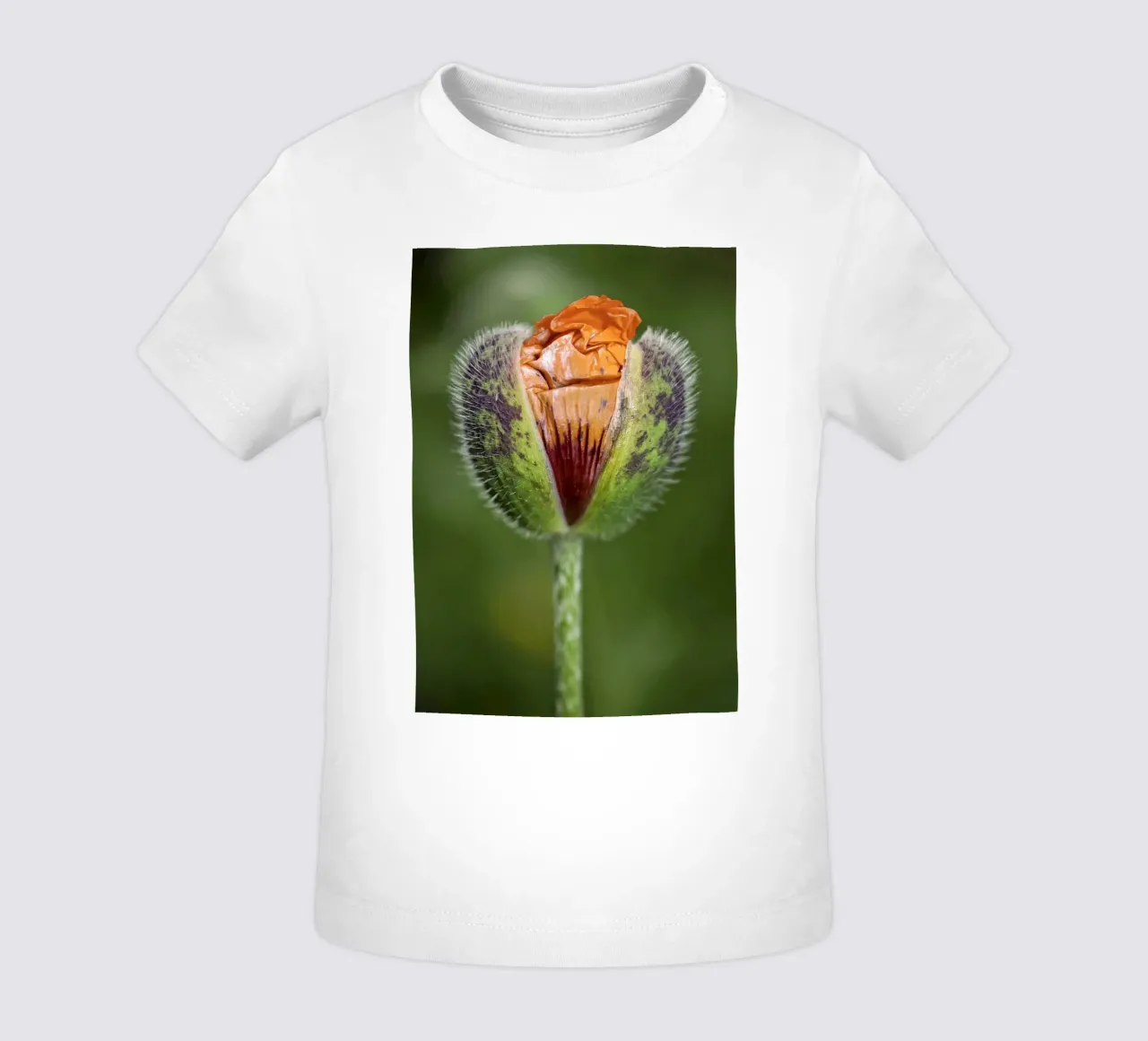The Promise of Vibrant Bloom - Red Poppy Bud maglietta neonato da Curious Collections by Marielle Leenders