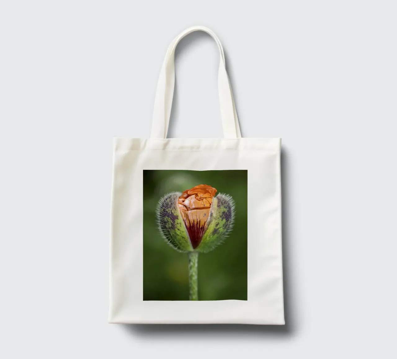 The Promise of Vibrant Bloom - Red Poppy Bud borsa in juta da Curious Collections by Marielle Leenders