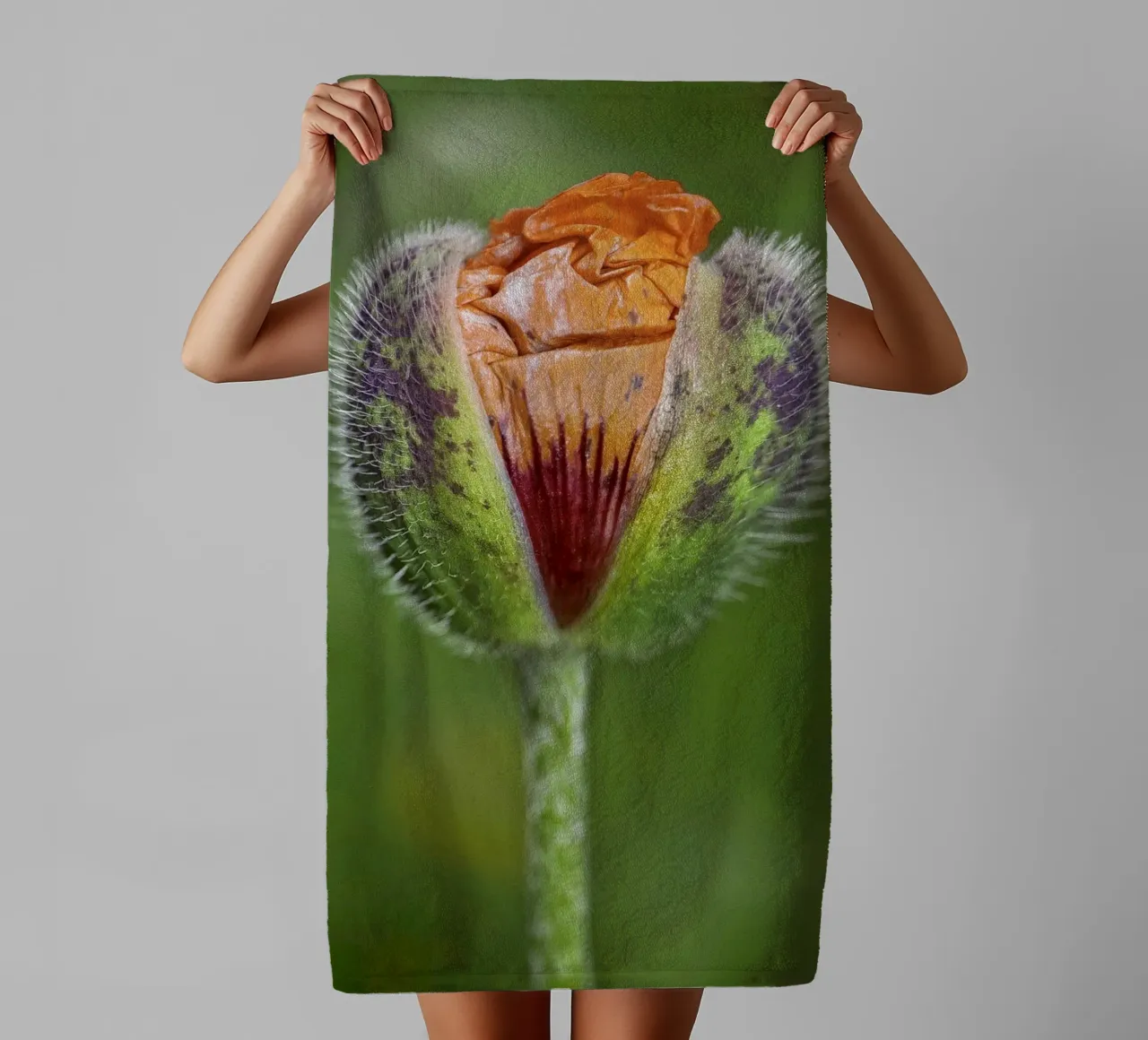 The Promise of Vibrant Bloom - Red Poppy Bud asciugamano da bagno da Curious Collections by Marielle Leenders