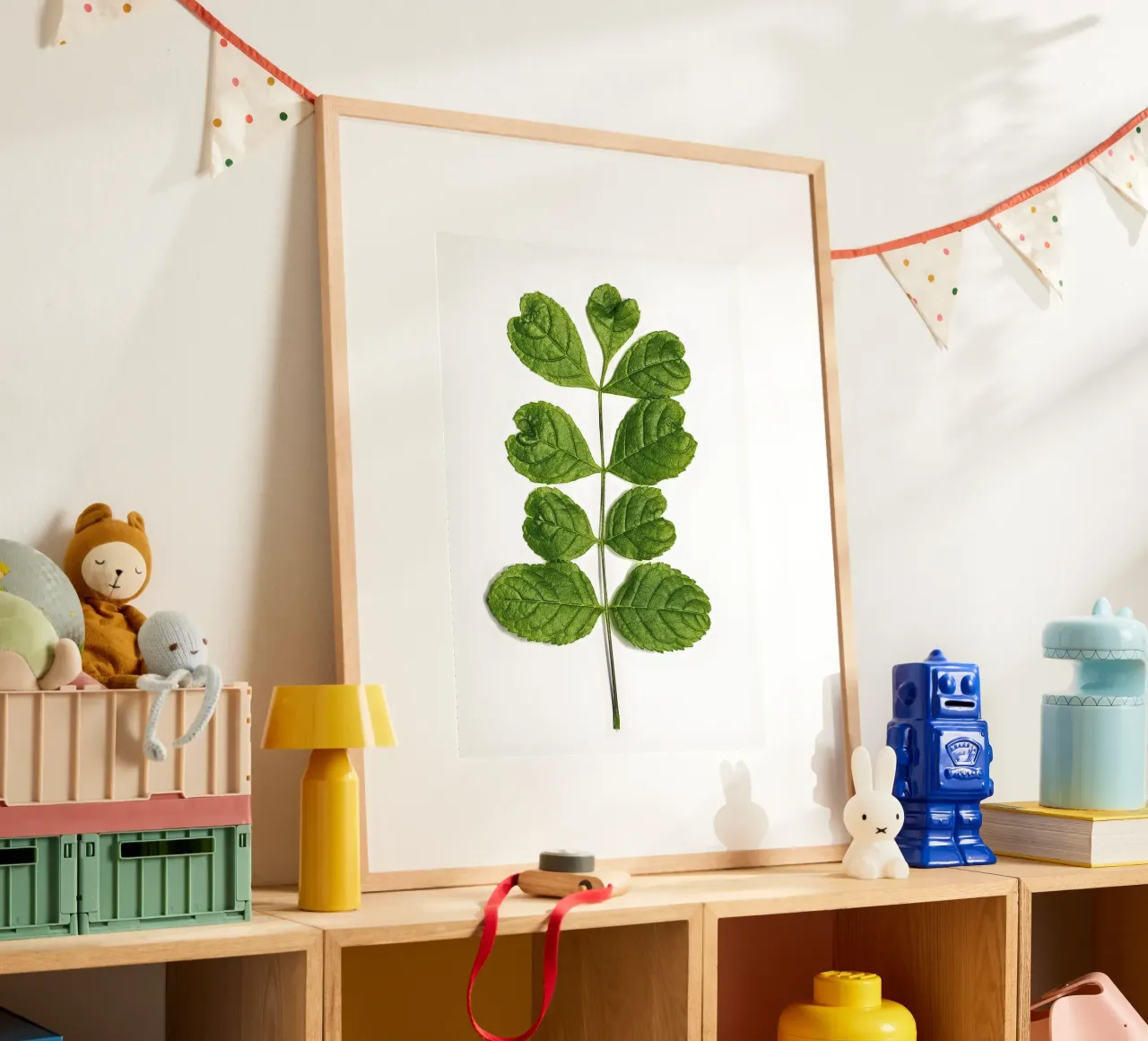 Un tocco d'amore nella natura - Foglie a forma di cuore poster con telaio in plastica da Curious Collections by Marielle Leenders