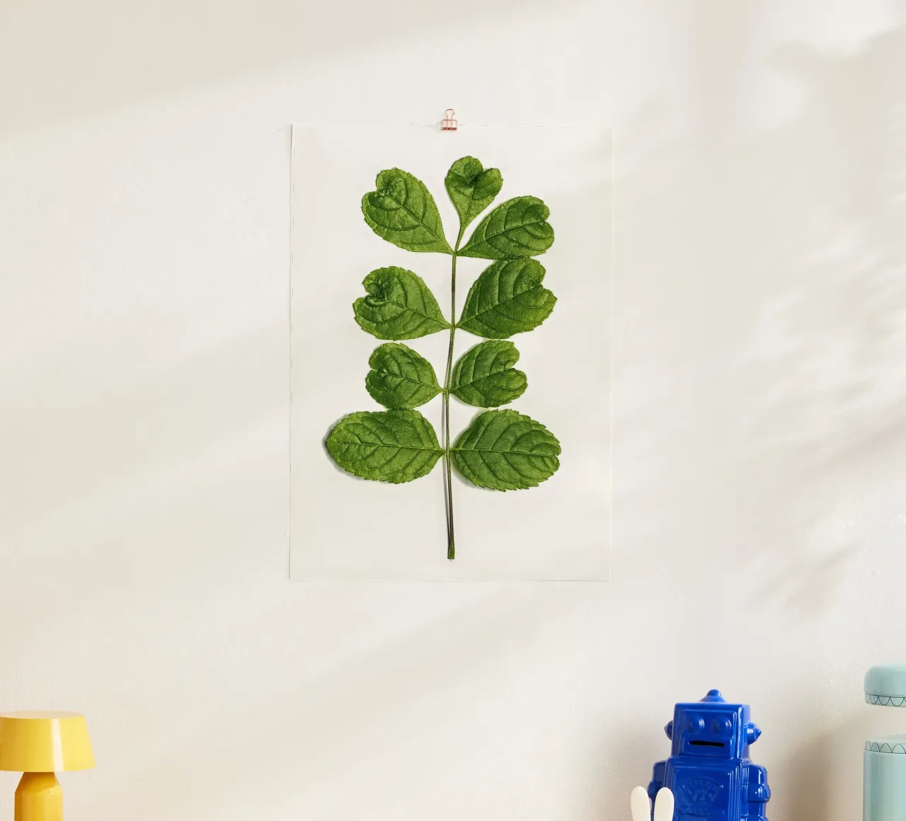 Un tocco d'amore nella natura - Foglie a forma di cuore poster con telaio in plastica da Curious Collections by Marielle Leenders