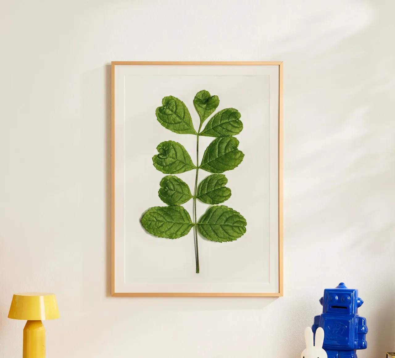 Un tocco d'amore nella natura - Foglie a forma di cuore poster con telaio in plastica da Curious Collections by Marielle Leenders