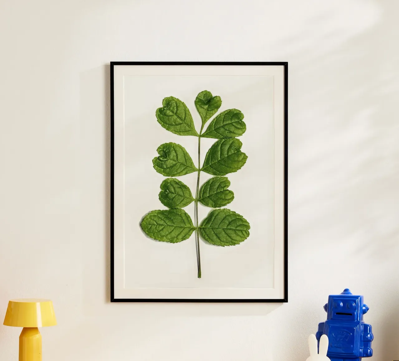 Un tocco d'amore nella natura - Foglie a forma di cuore poster con telaio in plastica da Curious Collections by Marielle Leenders