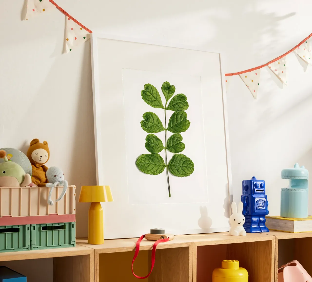 Un tocco d'amore nella natura - Foglie a forma di cuore poster con telaio in plastica da Curious Collections by Marielle Leenders