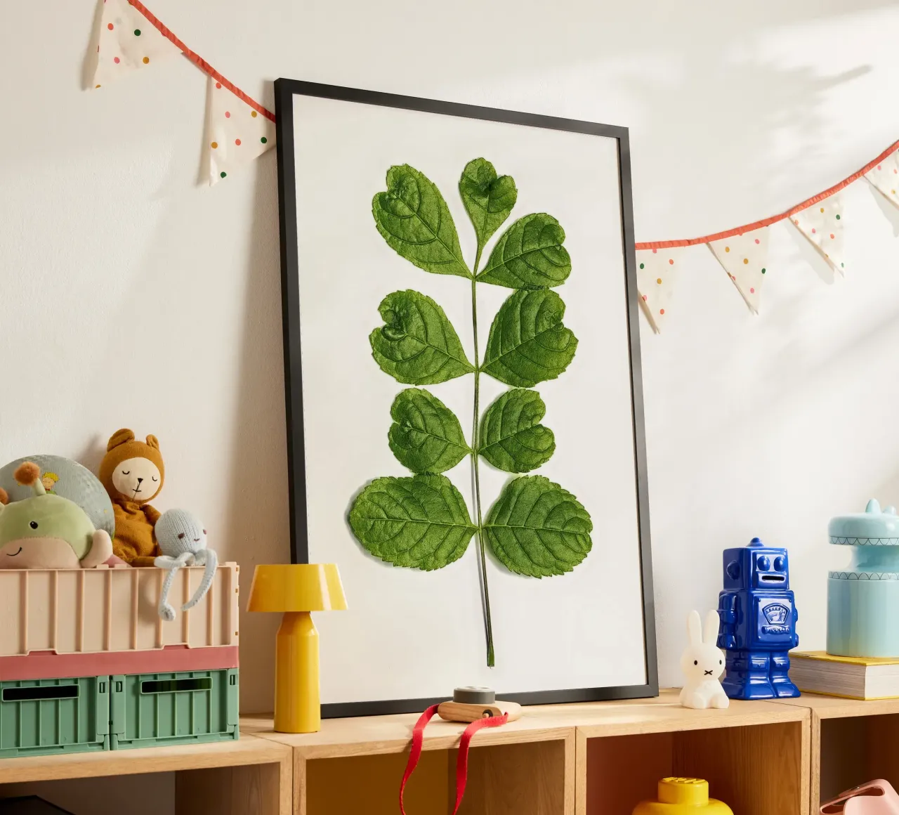 Un tocco d'amore nella natura - Foglie a forma di cuore poster con telaio in plastica da Curious Collections by Marielle Leenders