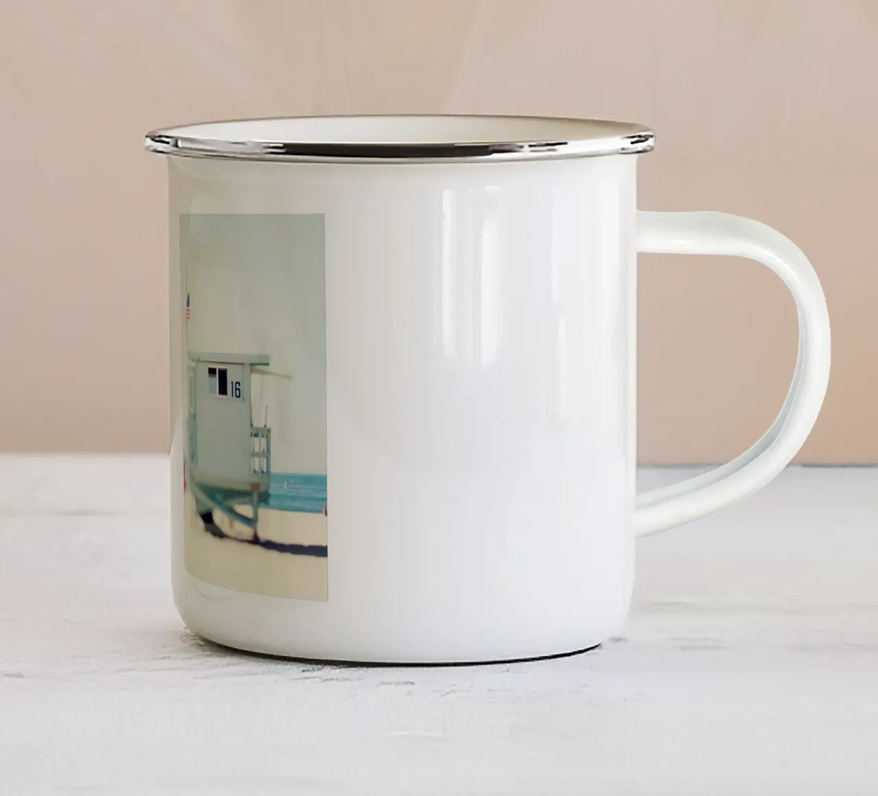 Beach House tazza in smalto da Catherine McDonald