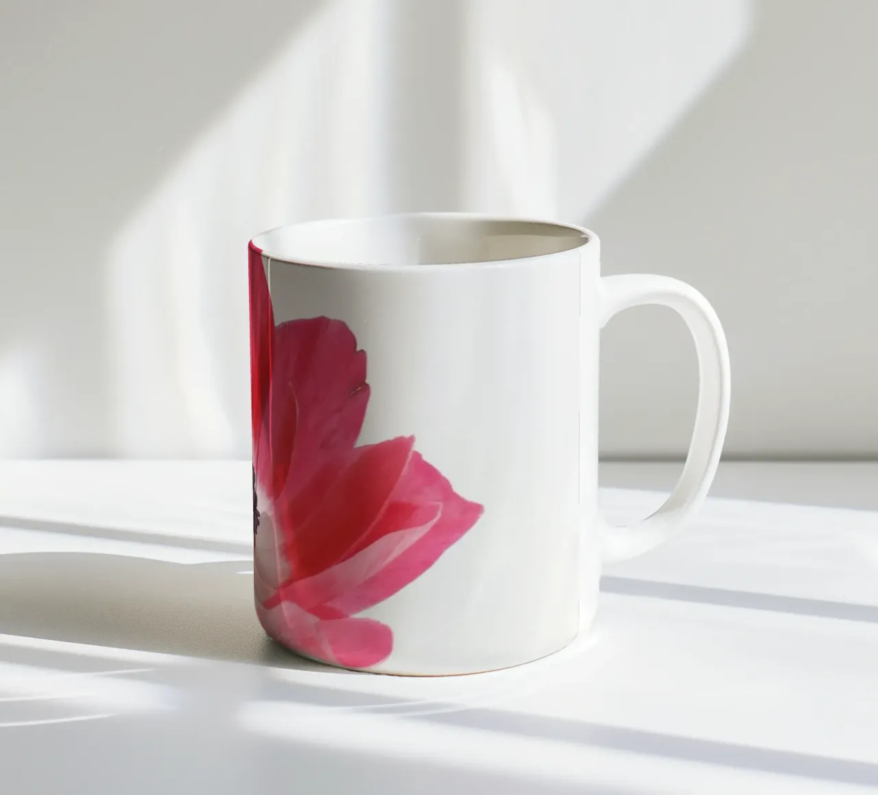 Anemone rosso tazza in ceramica da Cassia Beck Photography
