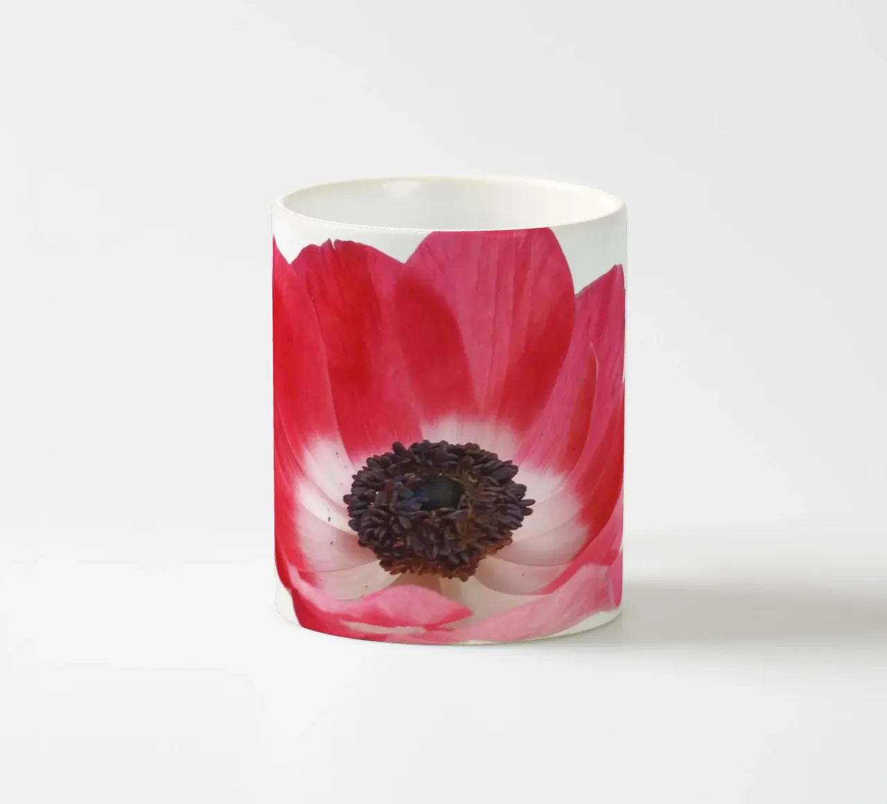 Anemone rosso tazza in ceramica da Cassia Beck Photography