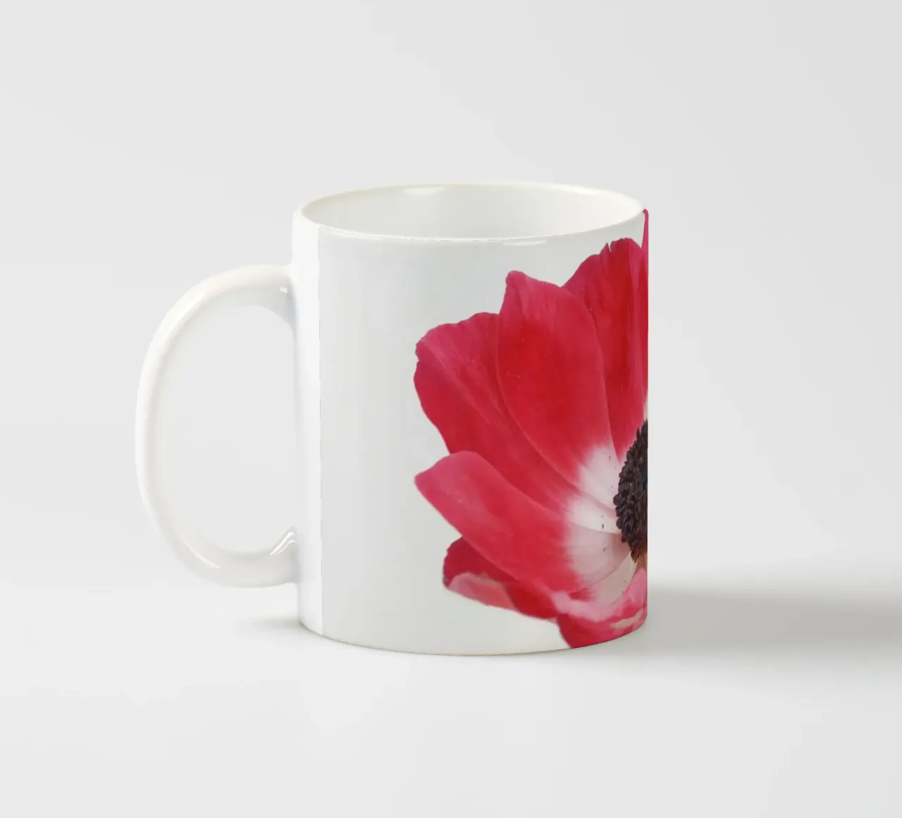 Anemone rosso tazza in ceramica da Cassia Beck Photography