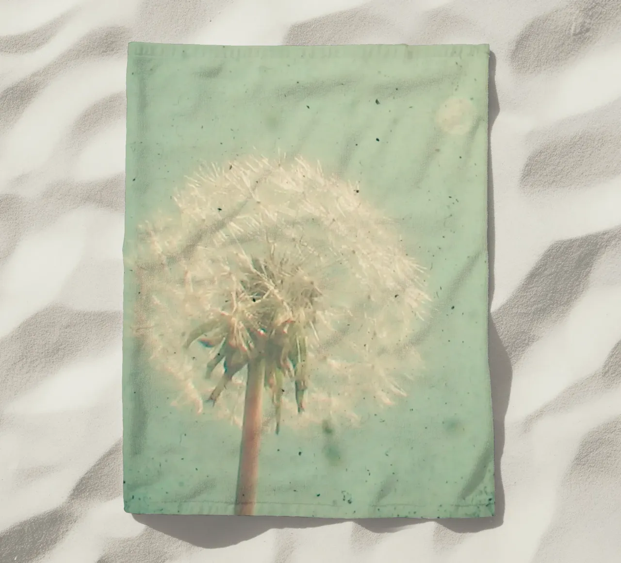 Paardenbloem klok strandhanddoek van Cassia Beck Photography