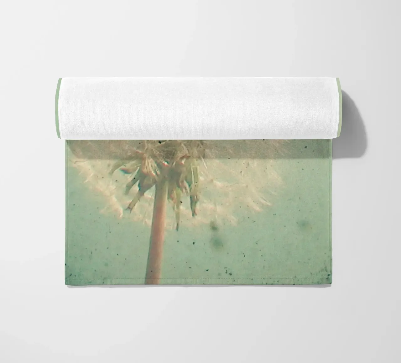 Paardenbloem klok strandhanddoek van Cassia Beck Photography