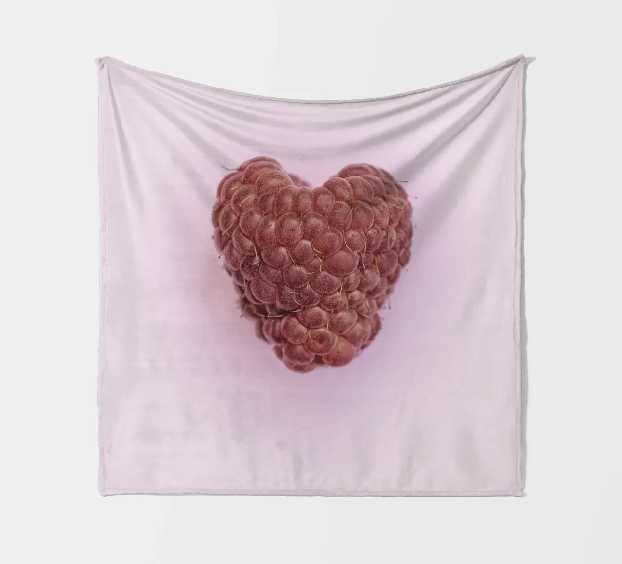 Un dolce simbolo d'amore - Lampone a forma di cuore coperta in pile da Curious Collections by Marielle Leenders