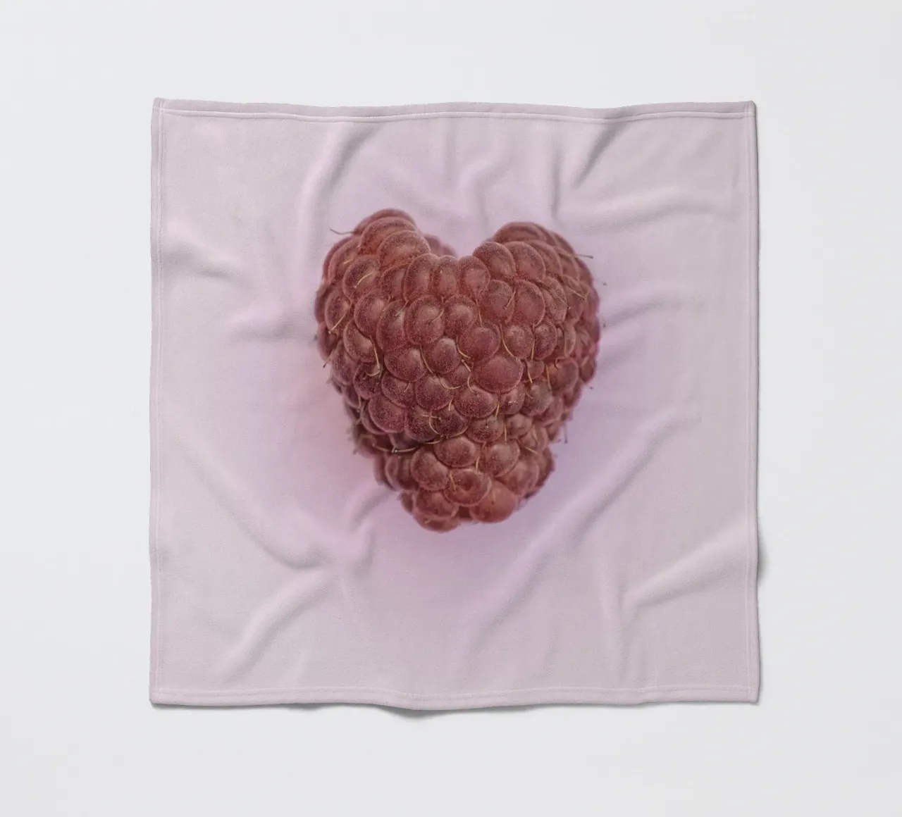 Un dolce simbolo d'amore - Lampone a forma di cuore coperta in pile da Curious Collections by Marielle Leenders
