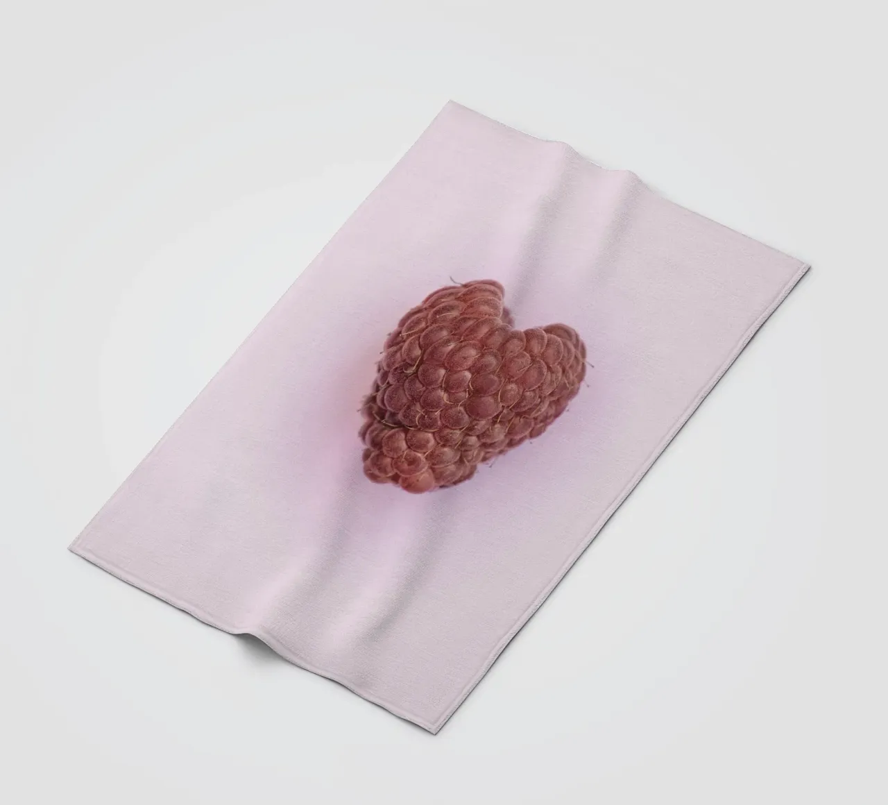 Un dolce simbolo d'amore - Lampone a forma di cuore coperta in pile da Curious Collections by Marielle Leenders