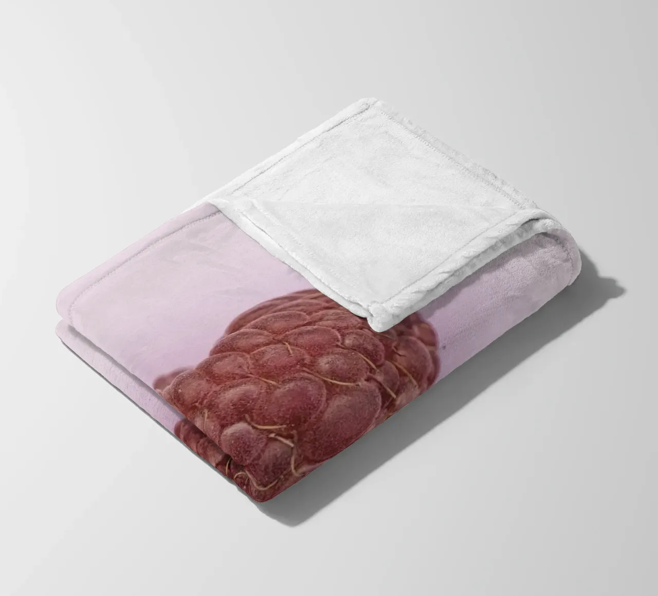 Un dolce simbolo d'amore - Lampone a forma di cuore coperta in pile da Curious Collections by Marielle Leenders