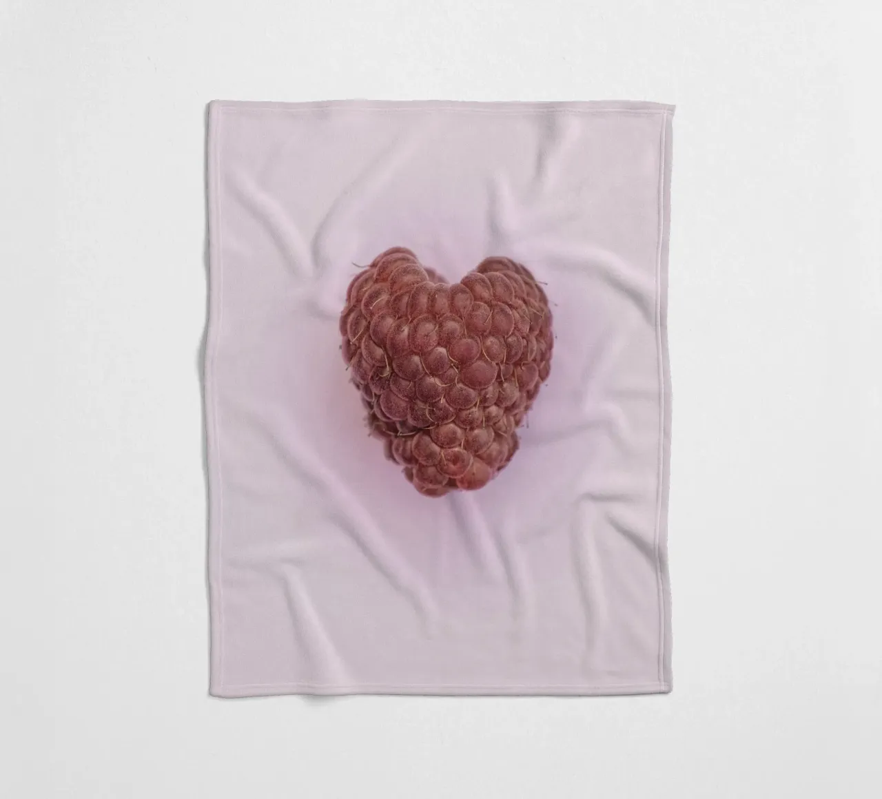 Un dolce simbolo d'amore - Lampone a forma di cuore coperta in pile da Curious Collections by Marielle Leenders