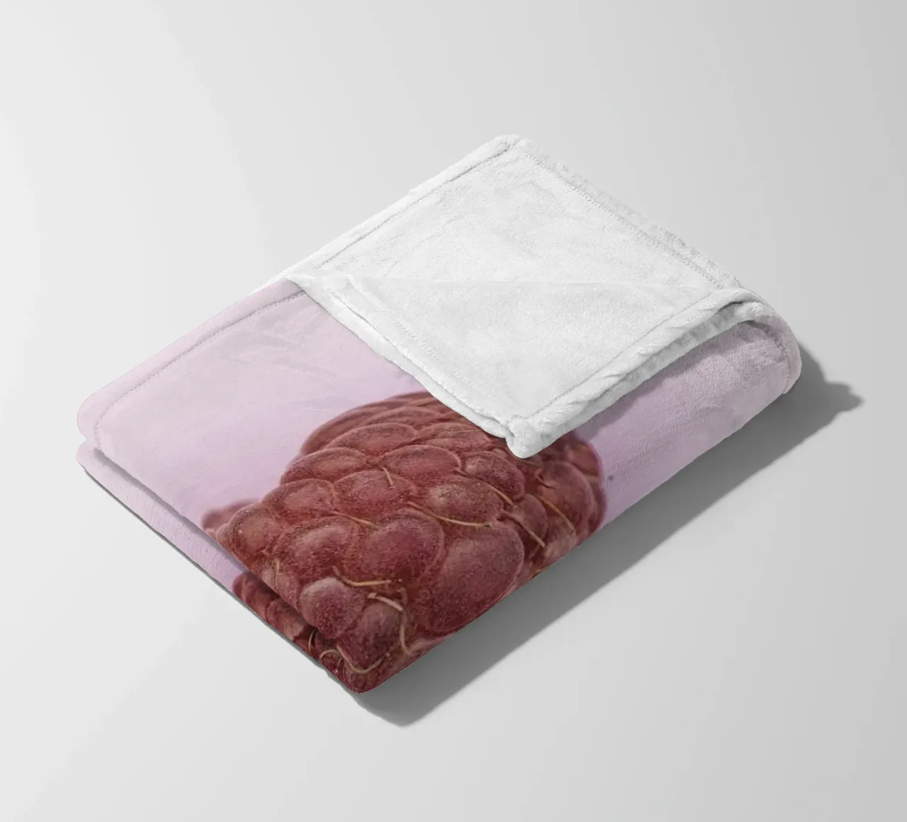 Un dolce simbolo d'amore - Lampone a forma di cuore coperta in pile da Curious Collections by Marielle Leenders