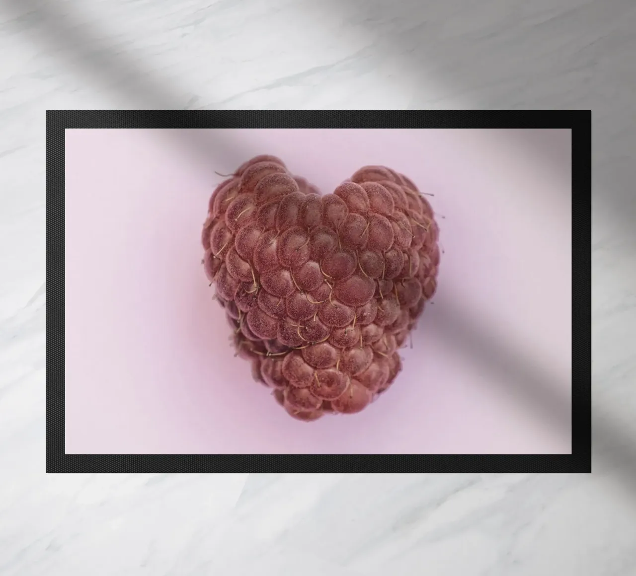 Un dolce simbolo d'amore - Lampone a forma di cuore zerbino da Curious Collections by Marielle Leenders