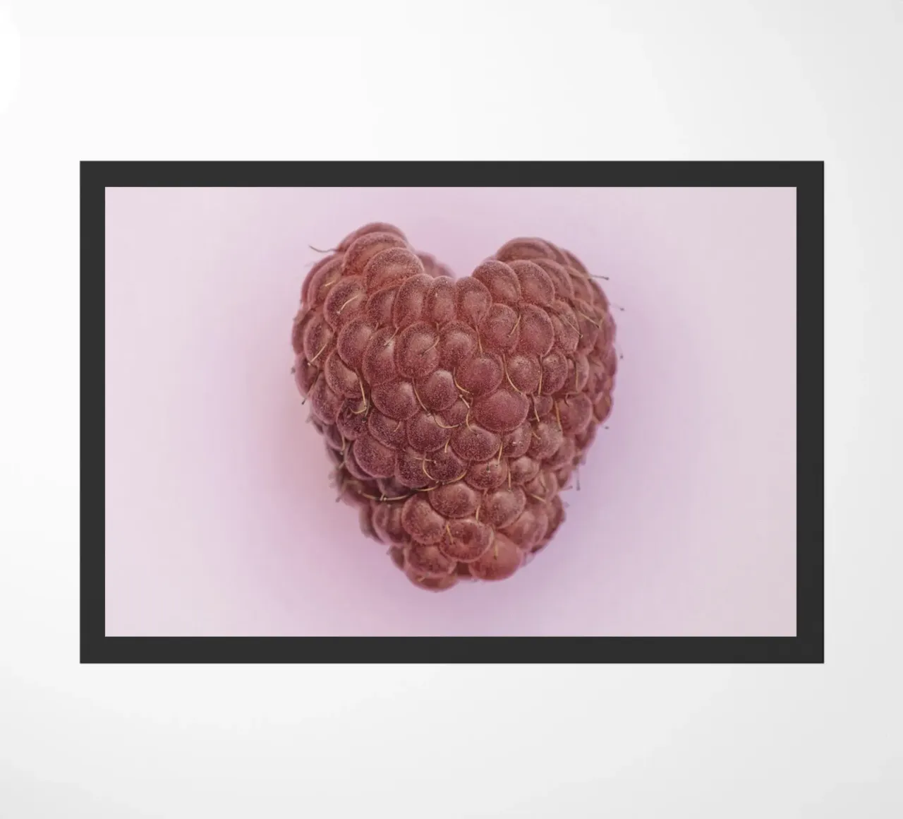 Un dolce simbolo d'amore - Lampone a forma di cuore zerbino da Curious Collections by Marielle Leenders