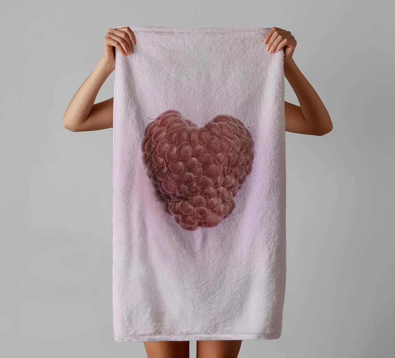 Un dolce simbolo d'amore - Lampone a forma di cuore asciugamano da bagno da Curious Collections by Marielle Leenders