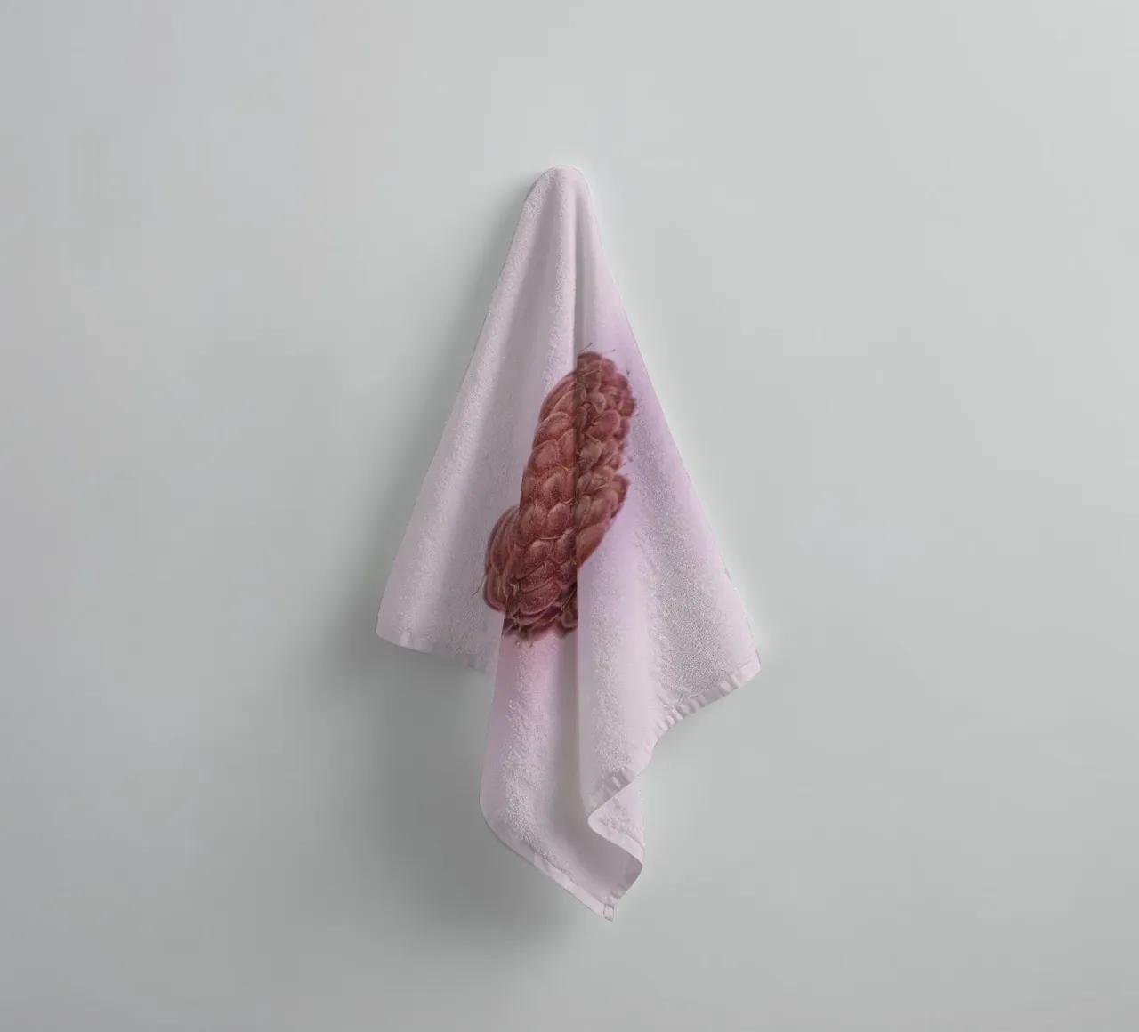 Un dolce simbolo d'amore - Lampone a forma di cuore asciugamano da bagno da Curious Collections by Marielle Leenders