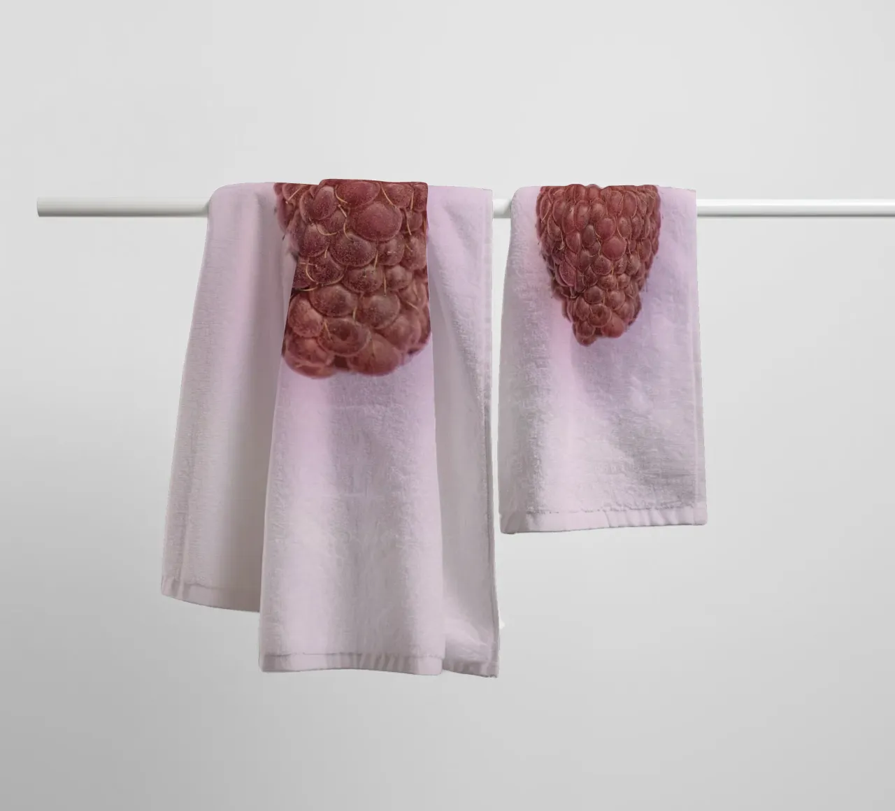 Un dolce simbolo d'amore - Lampone a forma di cuore asciugamano da bagno da Curious Collections by Marielle Leenders