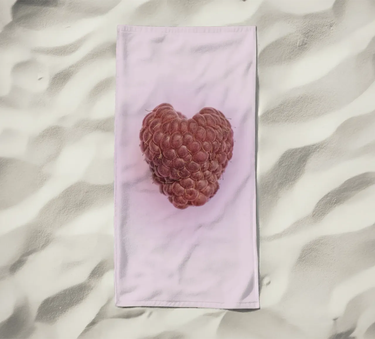 Un dolce simbolo d'amore - Lampone a forma di cuore telo mare da Curious Collections by Marielle Leenders