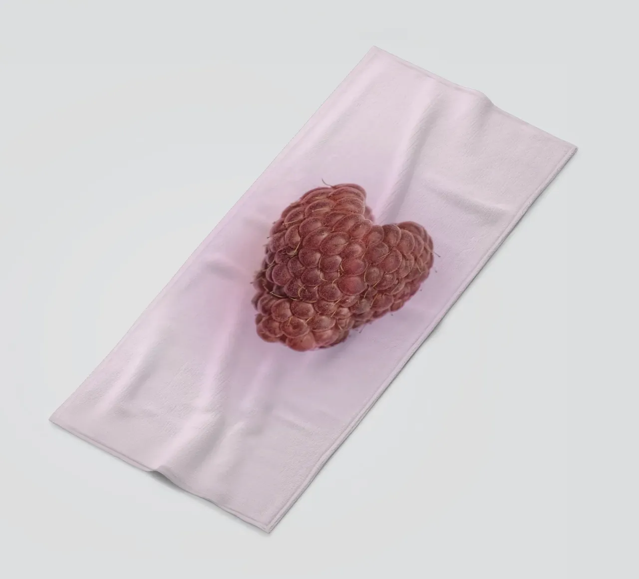 Un dolce simbolo d'amore - Lampone a forma di cuore telo mare da Curious Collections by Marielle Leenders