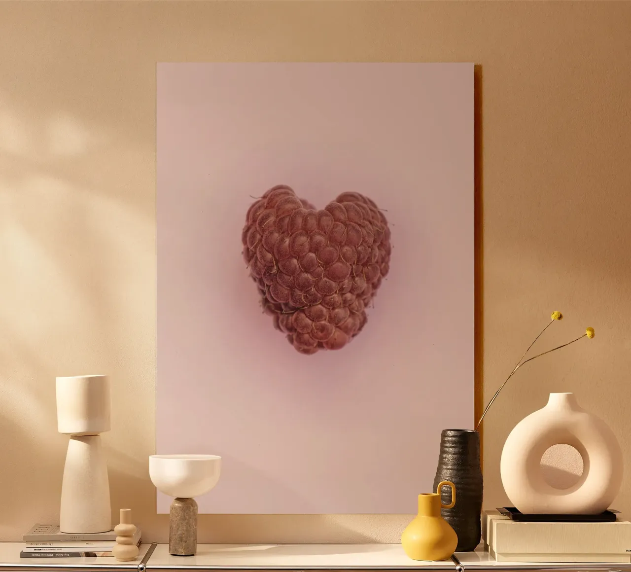 Un dolce simbolo d'amore - Lampone a forma di cuore plexiglass da Curious Collections by Marielle Leenders