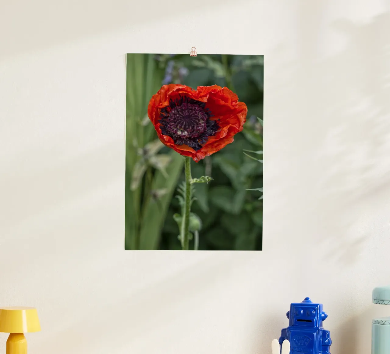 Un tocco romantico alla bellezza della natura - Papavero a forma di cuore poster con telaio in legno da Curious Collections by Marielle Leenders