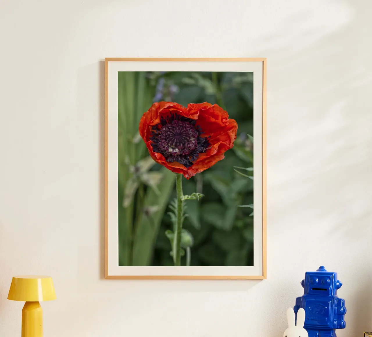 Un tocco romantico alla bellezza della natura - Papavero a forma di cuore poster con telaio in legno da Curious Collections by Marielle Leenders