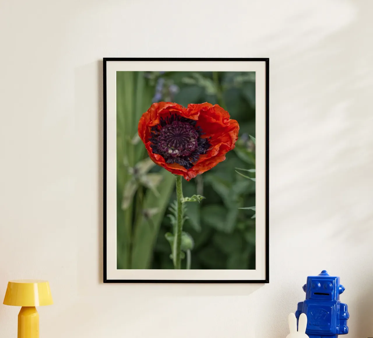 Un tocco romantico alla bellezza della natura - Papavero a forma di cuore poster con telaio in legno da Curious Collections by Marielle Leenders
