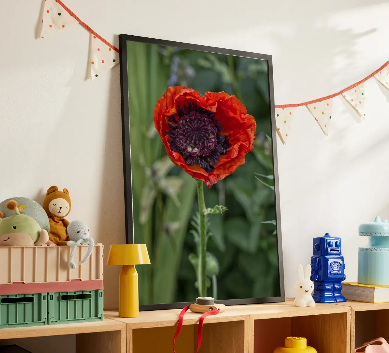 Un tocco romantico alla bellezza della natura - Papavero a forma di cuore poster con telaio in legno da Curious Collections by Marielle Leenders