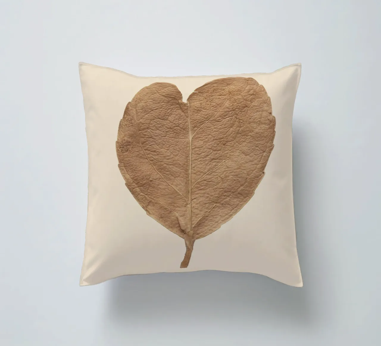 Amore duraturo - Foglie secche a forma di cuore cuscino da Curious Collections by Marielle Leenders