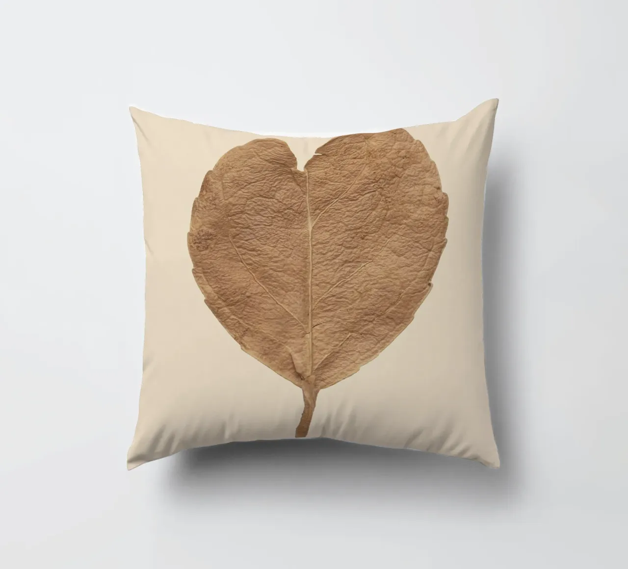 Amore duraturo - Foglie secche a forma di cuore cuscino da Curious Collections by Marielle Leenders